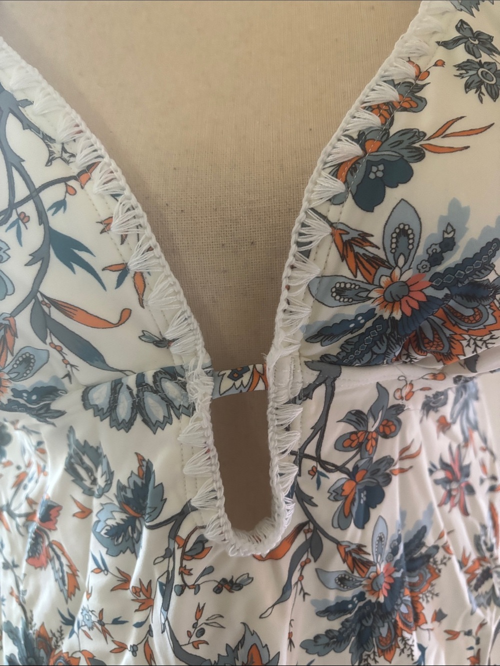 Cupshe stitch Floral Halter V-Neck Women’s Top in White - Picture 3 of 9